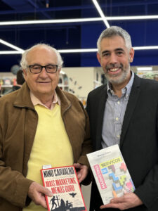 Nino Carvalho com o Prof Marcos Cobra, um dos pioneiros do Marketing no Brasil - durante lançamento do livro "Mais Marketing, menos guru" (São Paulo, 2024)